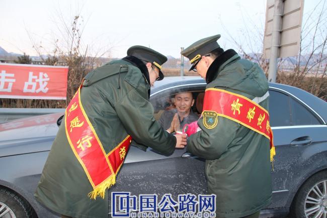 承朝高速平泉收费站:小青橙志愿服务队春运期