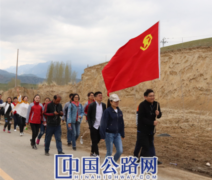 玛纳斯收费站:开展迎五一庆五四百里徒步活