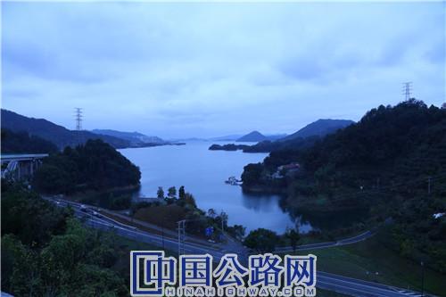 千黄高速沿线山水如画。《中国公路》杂志实习记者 张林 摄.JPG