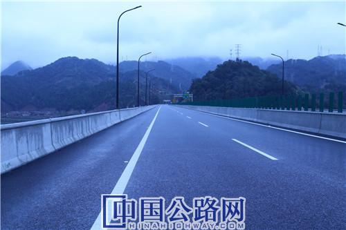 千黄高速被“轻轻”放在大自然中。《中国公路》杂志实习记者 张林 摄.JPG