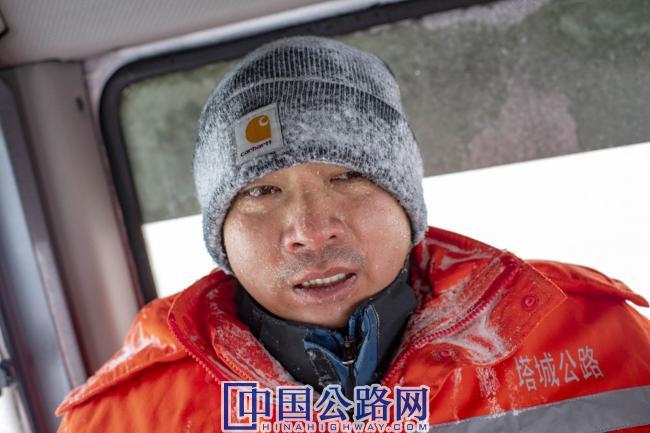 李长青在省道S201线玛依塔斯防风雪救援中.jpg