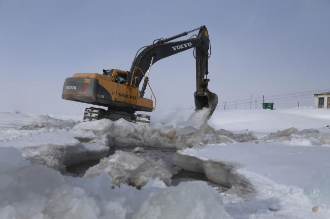 库尔勒公路管理局用挖掘机除冰。（摄影：魏虹）.JPG