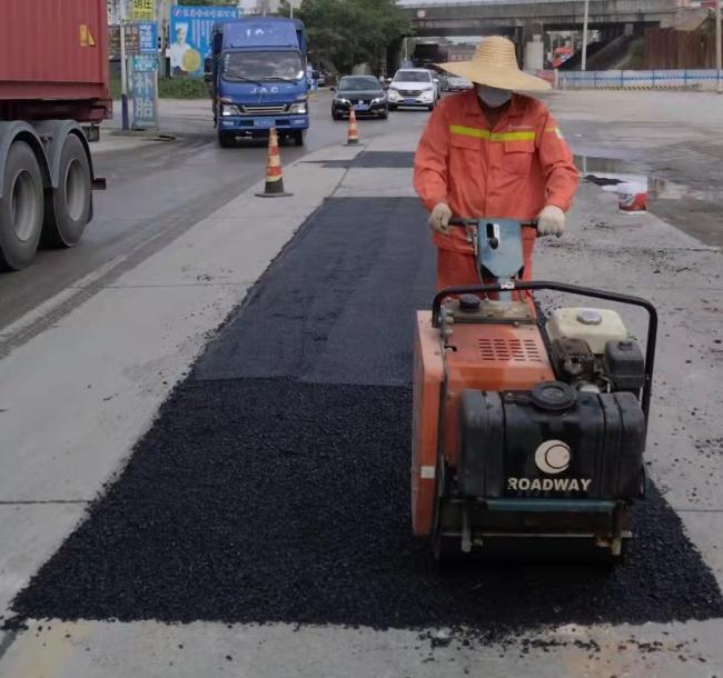 创新简易处治修复水泥砼路面破碎板施工方法.jpg