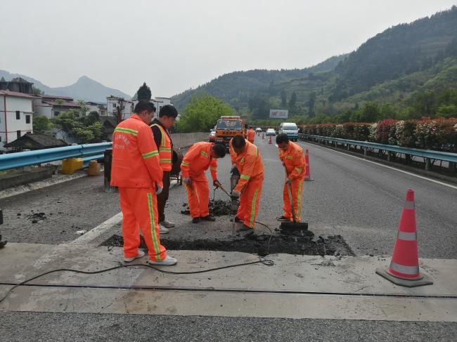 贵州公路建养集团梵净山东养护工区人员对路面隐患进行治理.jpg