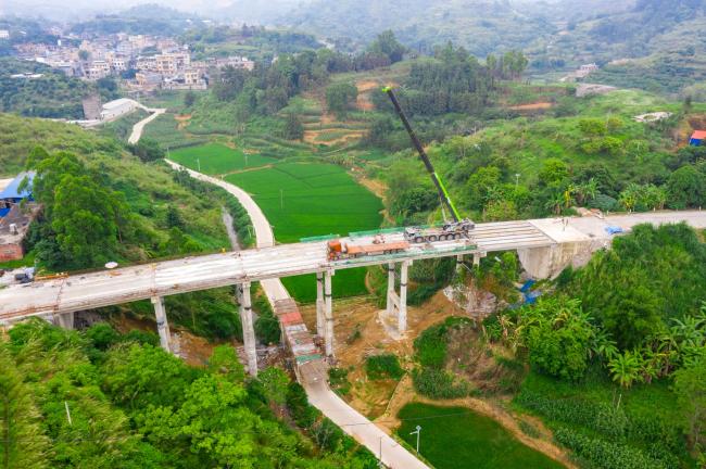 G324线危旧桥改造项目南面河中桥箱梁吊装施工2  玉 案摄影.jpg