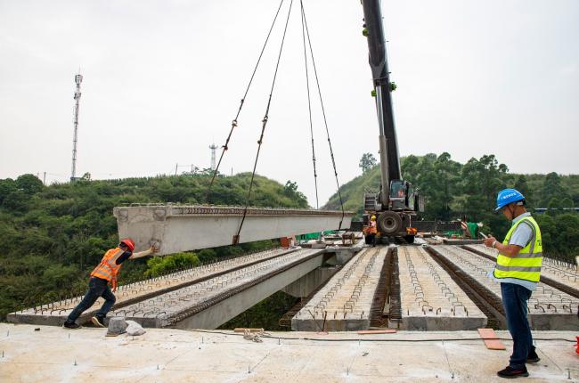 G324线危旧桥改造项目南面河中桥箱梁吊装施工3  玉 案摄影.jpg