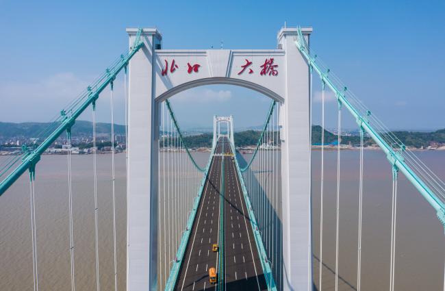 图2-温州瓯江北口大桥是世界首座三塔四跨双层钢桁梁悬索桥，主桥全长2090米。.jpg