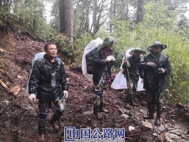 朱自成（左一）与同事们在“世界屋脊”上冒雨前行.jpg