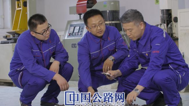 吴平（右一）在与同事做实验研究.JPG
