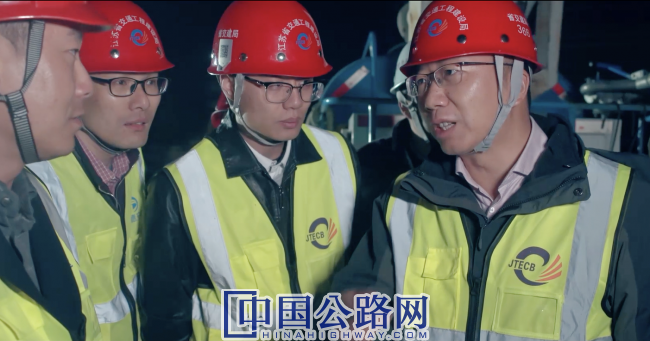 吴宇晟（右一）在京沪中断交通拆桥工作现场.png