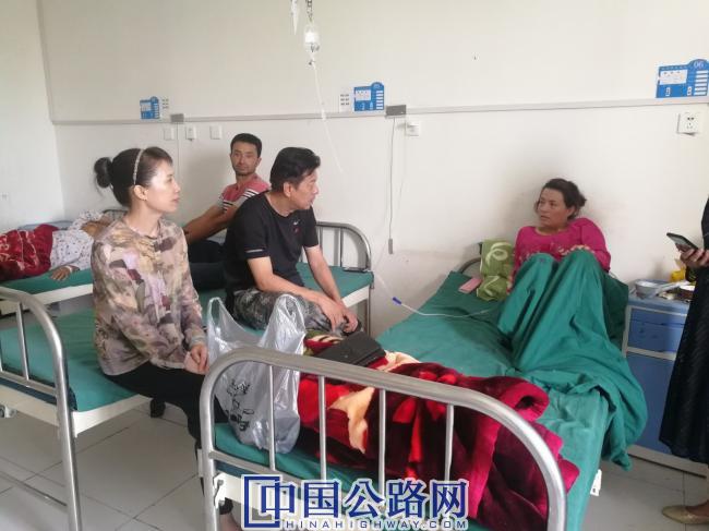 王美惠（左一）和第一书记、工作队队长看望生病的村民.jpg