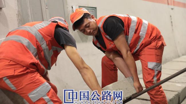 龙建平和同事们在检修独龙江公路隧道内电缆.JPG
