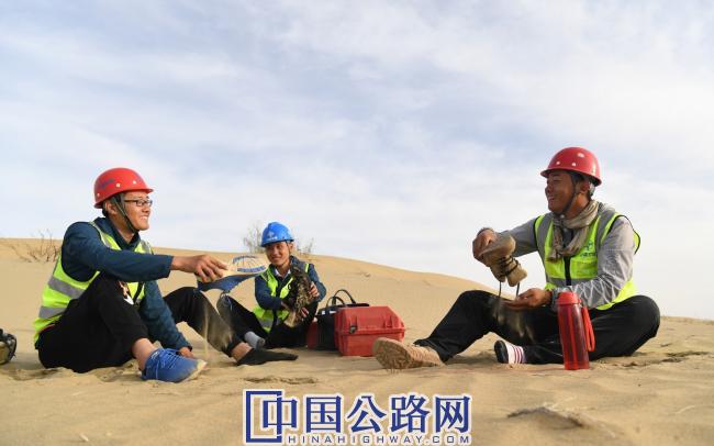测量员在高达70摄氏度的沙漠执行任务，走几步就要坐下，将鞋子里高温的沙子倒一倒.jpg