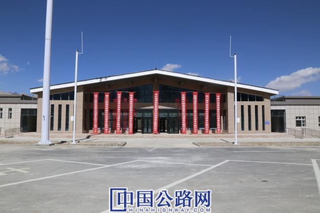 紫花牧场服务区主体建筑。《中国公路》杂志记者 张林 摄.JPG
