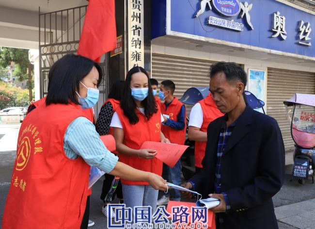 纳雍公路管理段胡婷（左一）、熊霞（左二）为群众发放宣传资料.jpg