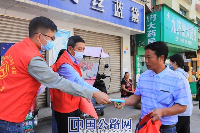 纳雍公路管理段刘宏宇（右）、高明（左）为群众发放口罩.jpg