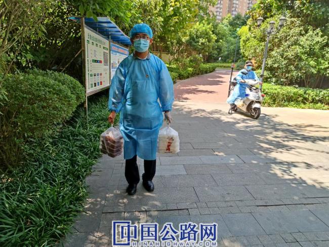 弘景公司杜茂周（左一）引导居民进行核酸检测.jpg