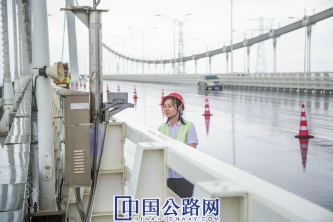 【32】女同志在极端气象状况下也会上桥巡查.jpg