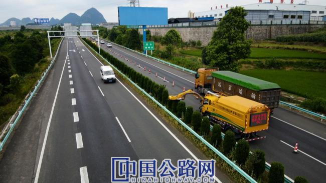 4.G60沪昆高速公路清镇段常态性绿化修剪作业。.jpg