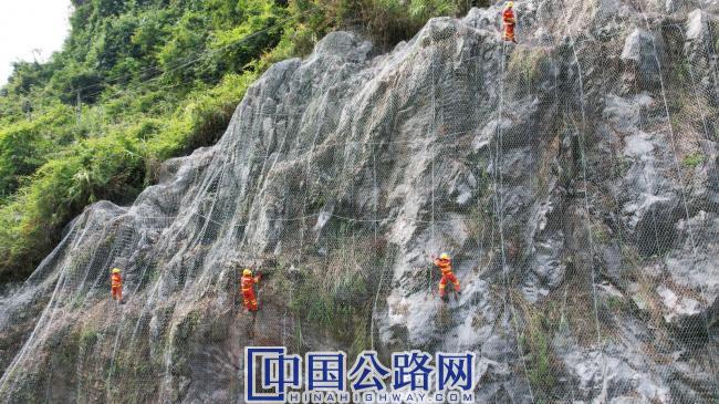 G355线K1953+250~K1953+350段施工工人攀爬在陡山上，犹如行走在崖壁上的“蜘蛛侠” 马山公路养护中心 唐雅莹摄.jpg