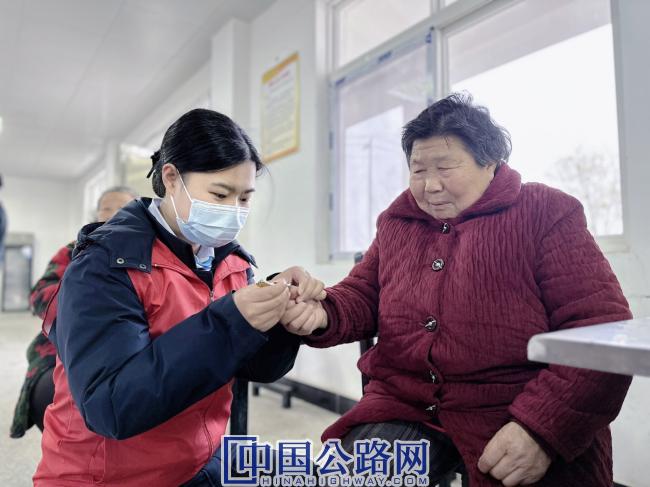 2月28日，阳光天使班组成员齐婵为老人修剪指甲.JPG