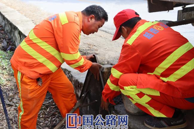蓝青峰与工友一起修复损坏的百米桩，摄影唐雅莹.JPG