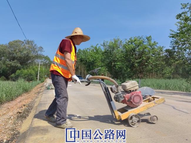 高温下作业的公路人 陈伊潞摄.jpg