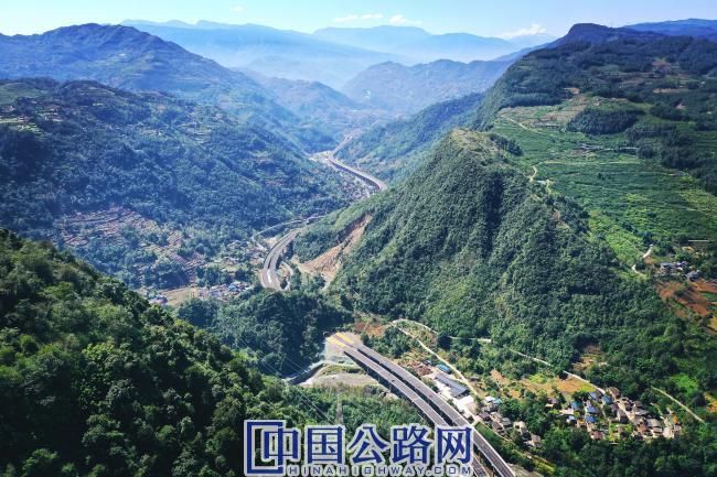 图1-峨汉高速大峡谷隧道为世界第一埋深高速公路隧道.jpg