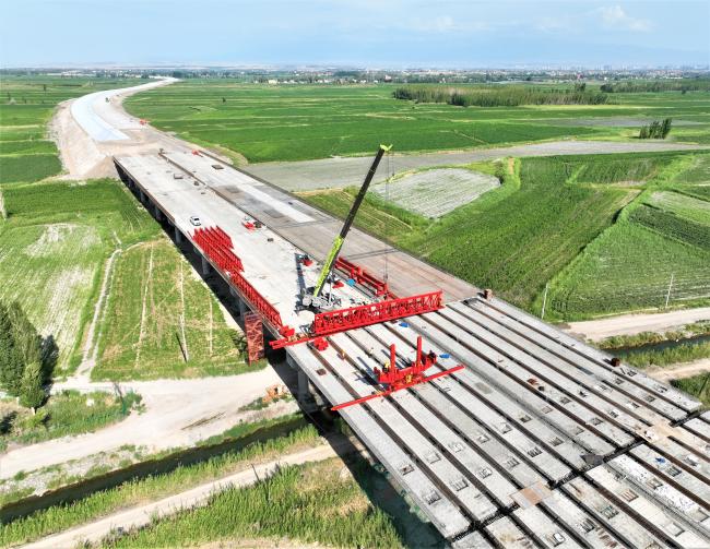 乌鲁木齐绕城高速（西线）工程五家渠特大桥正在紧张施工.JPG