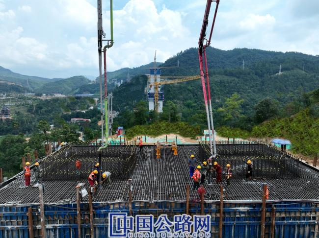 8月27日15时许，江西遂大高速上犹江特大桥最后一个单体大承台顺利浇筑完成 (3).JPG