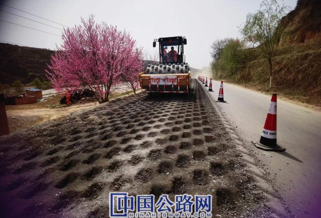 庆阳公路事业发展中心全深式冷再生掺加环保型高强土壤固化材料.jpg