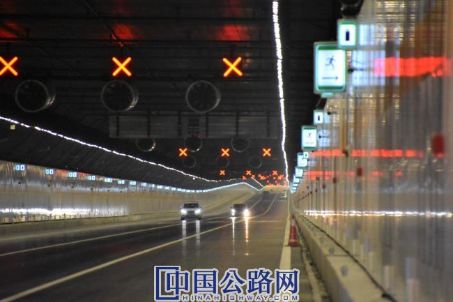 01苏锡常南部高速公路常州至无锡段太湖隧道.JPG