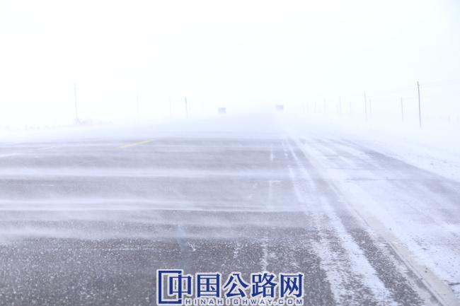 国道218线上的风吹雪，是冬季引起交通管制的最主要原因。.JPG
