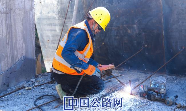 国道321线青新项目高羊桥工人焊接-杨黠摄.JPG