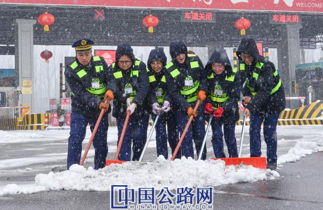2月1日，晋城公司职工进行除雪作业.jpg