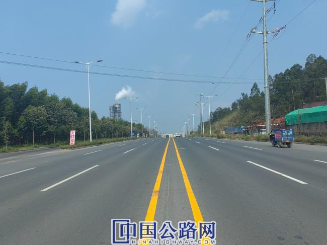 3月25日宾阳公路养护心接管过境路段G322线K2010+900处新施划标线后效果图 陈昌鹏摄影.jpg