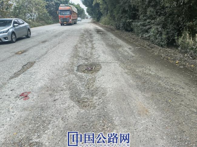 1月18日宾阳公路养护心接管过境路段G322线K2008+200右侧修补前 王天勇摄.jpg