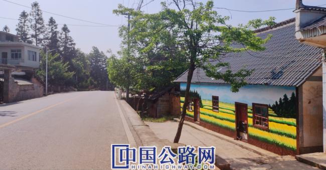 S309线公路与村庄农家小屋路景相融（胡婷 摄）.jpg