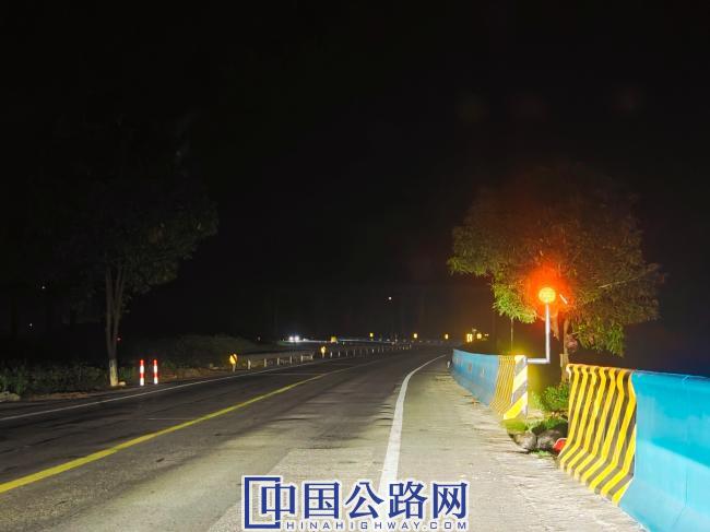 国道210线马山县白山镇上龙村路段（上行）亮化后，摄影周健.jpg