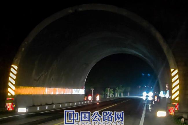 国道355线马山县民族隧道亮化后，摄影周健.jpg