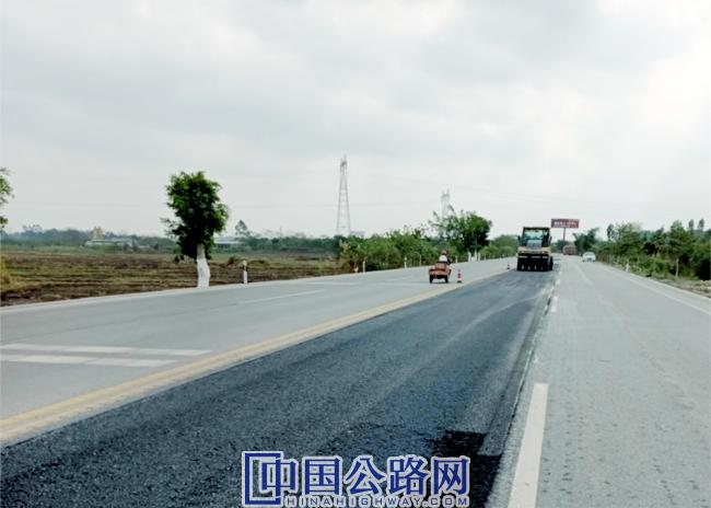 图为：宾阳公路养护心正在修补国道358线K1598+600车辙病害 摄影王天勇.jpg