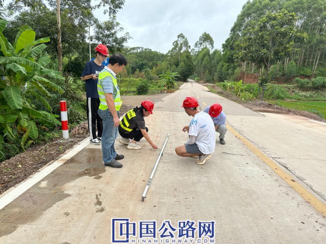 桂西公路部门在省道210线K371+360 现场验收重大涉路施工许可（沈雅岚摄）（2）.JPG