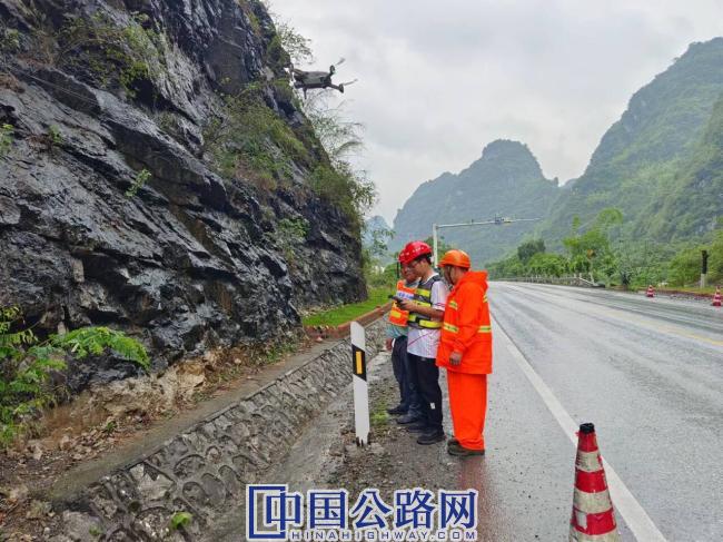 马山公路养护中心职工在省道510线K91处修复钢防护栏（摄影韦朝忠）.jpg